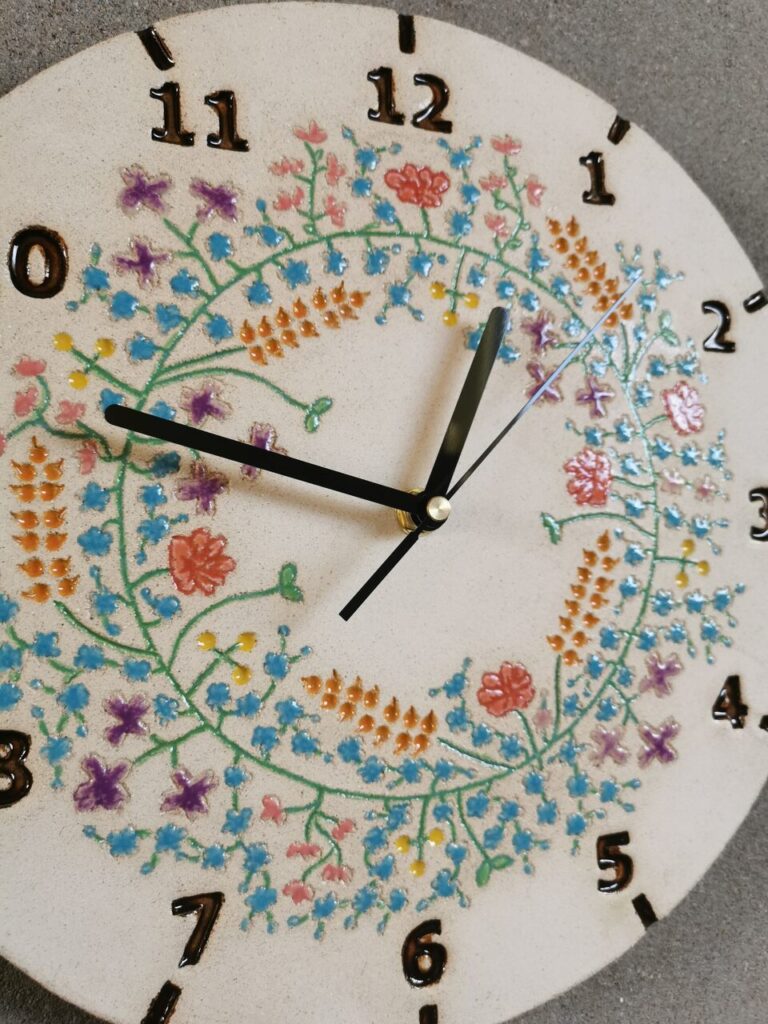 Wianek kwietny na ścianie z ceramiki