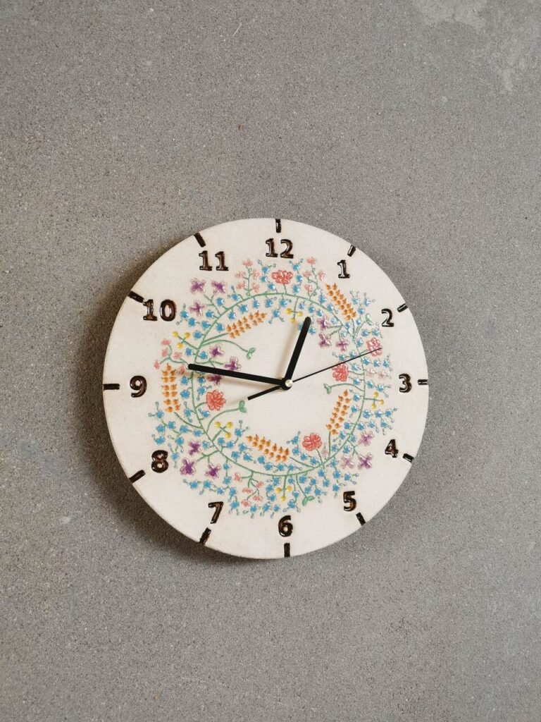 Zegar ścienny w kwiaty z ceramiki