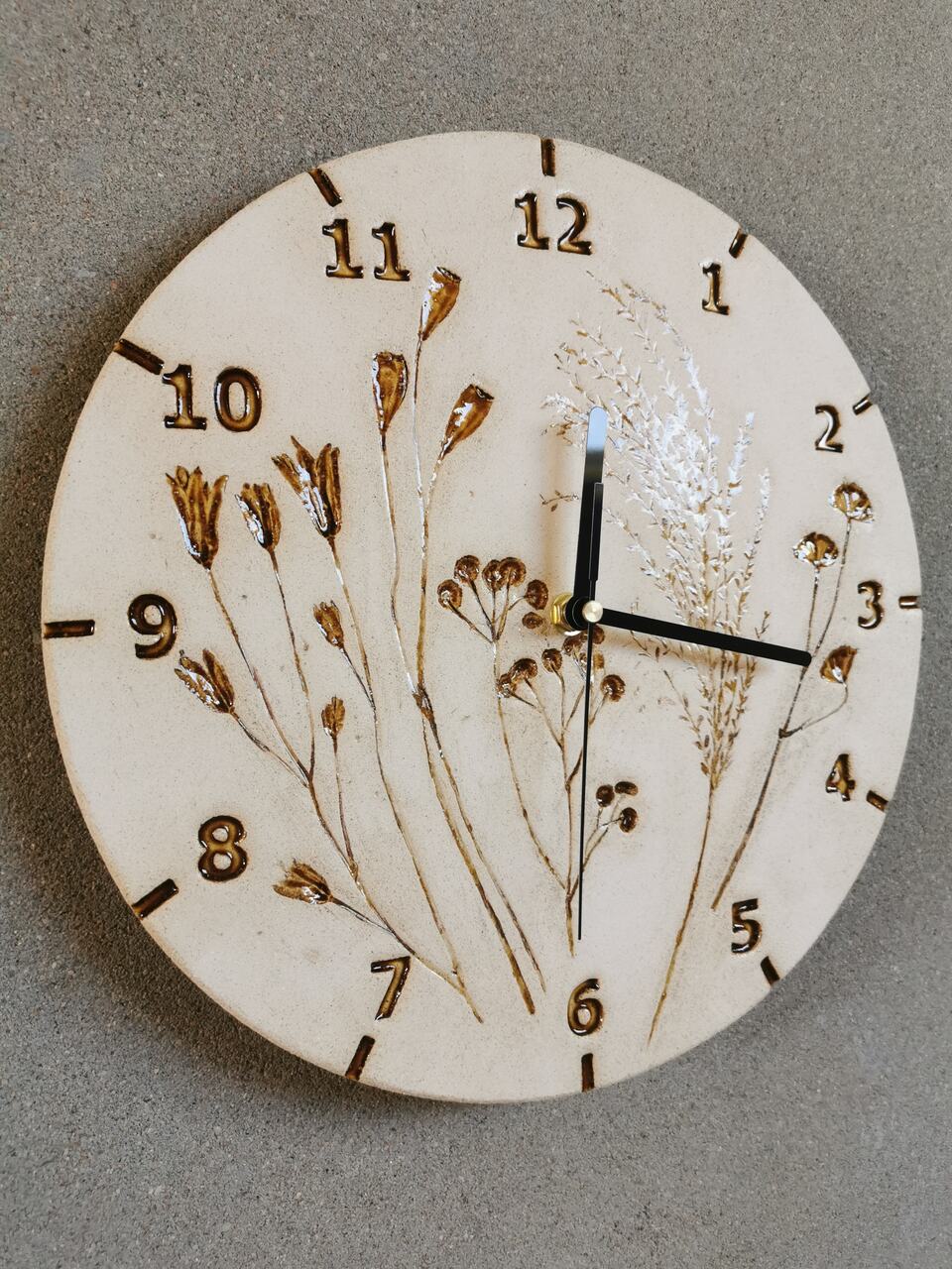 zegar-scienny-z-motywem-polnych-kwiatow