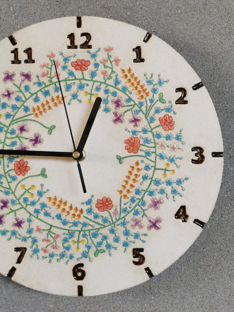 Zegar wianek kwiatów na ścianie rękodzieło ceramika