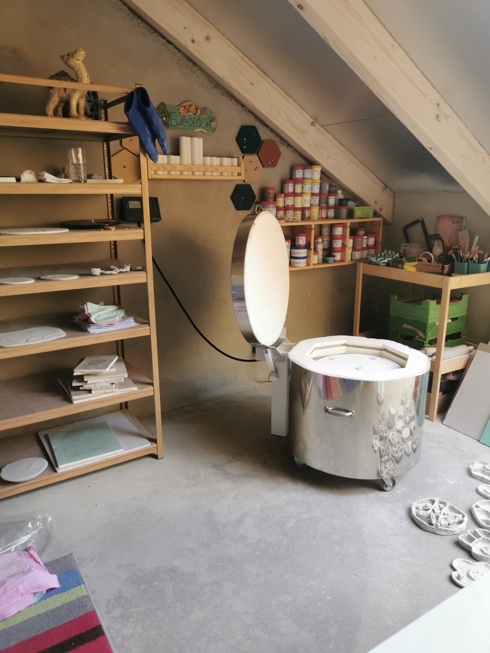 Etap 4: Ostateczny wypał ceramicznych tarcz zegarowych w specjalistycznym piecu kręgowym w temperaturze ponad 1000 stopni Celsjusza.