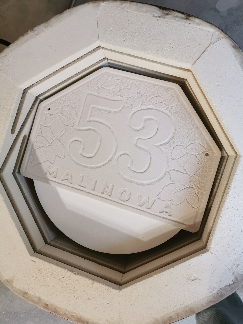 Ceramiczna adresówka wytwarzana na zmówienie po wypale w piecu ceramicznym
