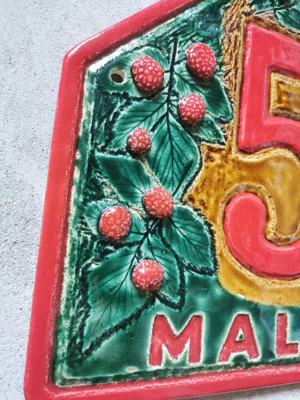 Tablica adresowa na zamówienie z malinami od eweolo paracownia ceramiczna.