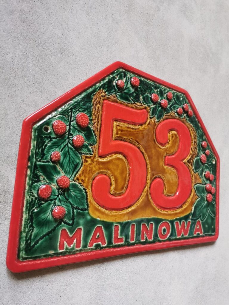 Ceramiczna tabliczka adresowa na zamówienie betonowej ścianie - ulica malinowa