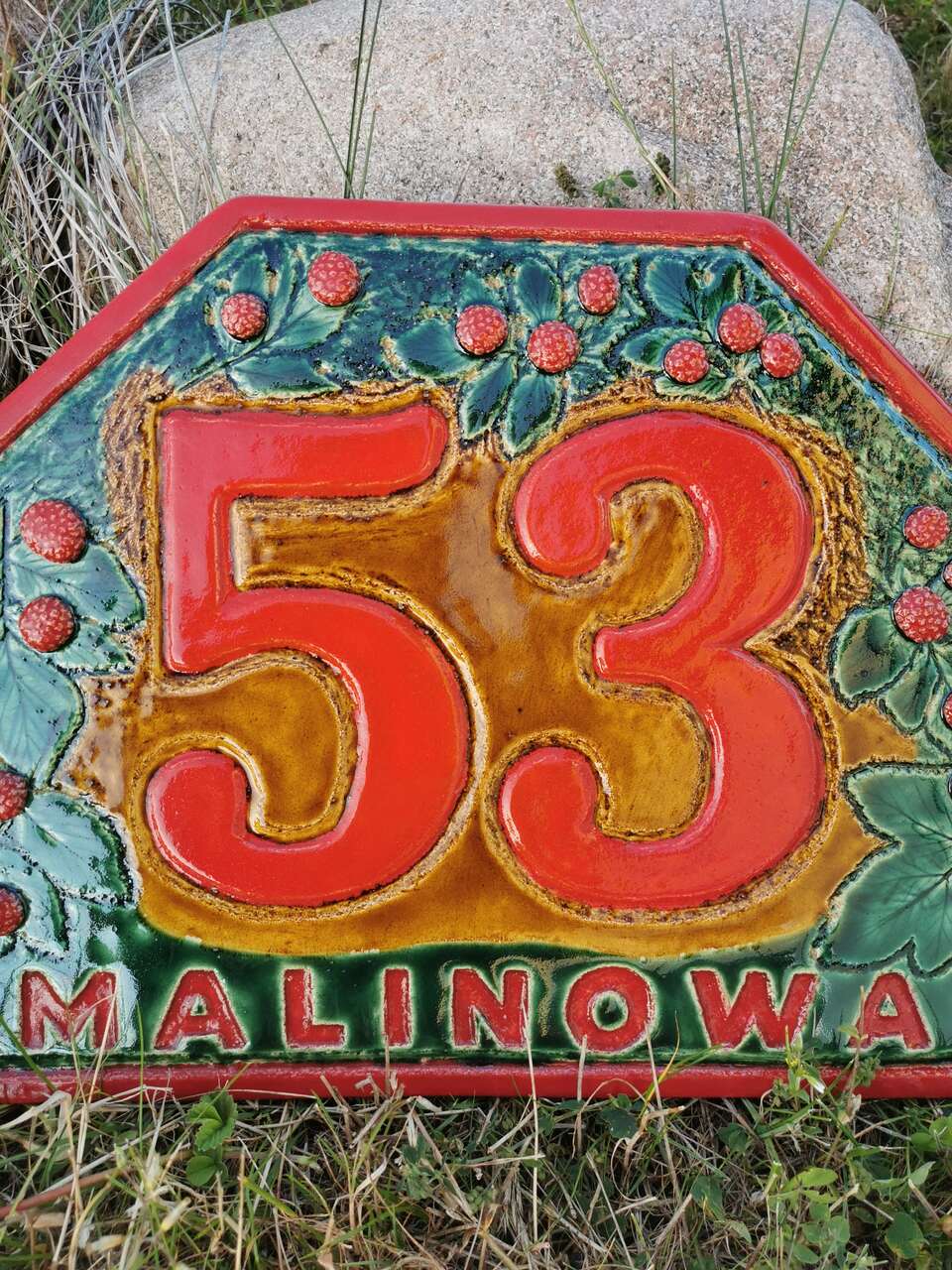 Czerwono bursztynowo butelkowo zielona ceramiczna tablica adresowa na zmówienie.
