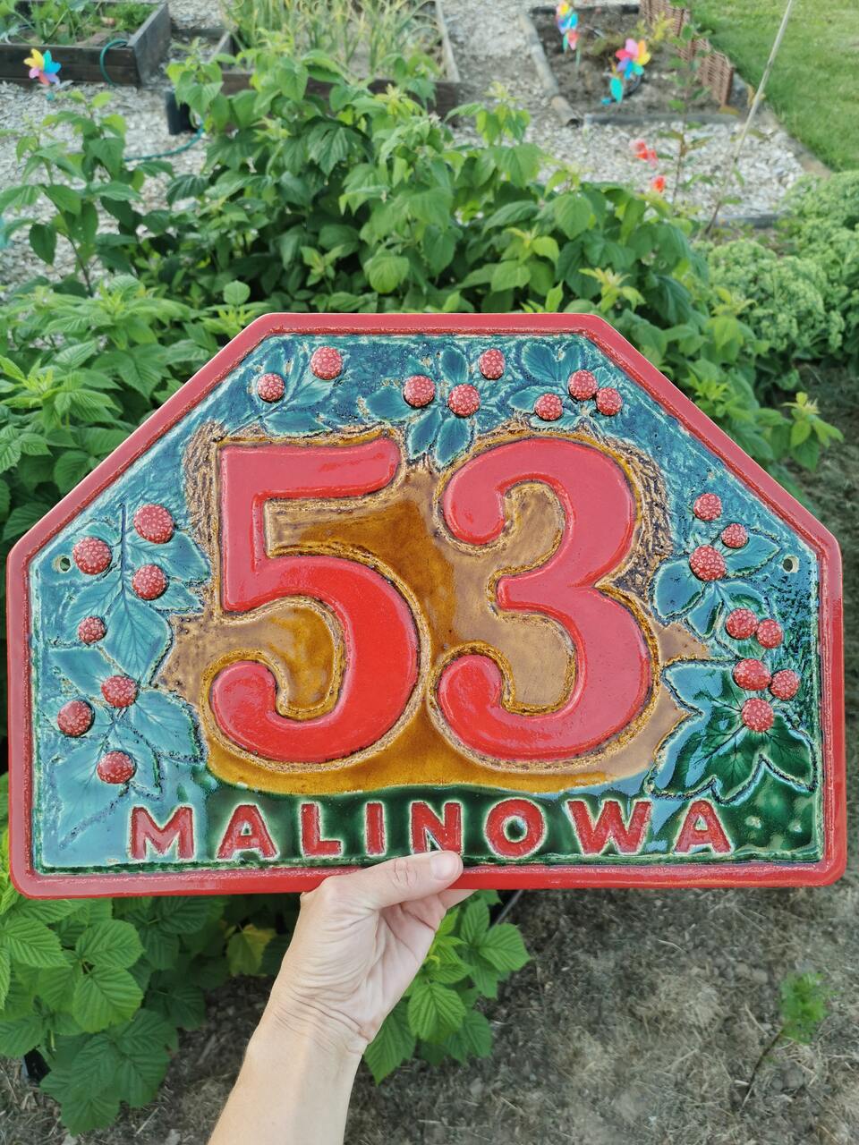 Numer domu i nazwa ulicy ceramiczny kafel adresowy wykonany na zlecenie.