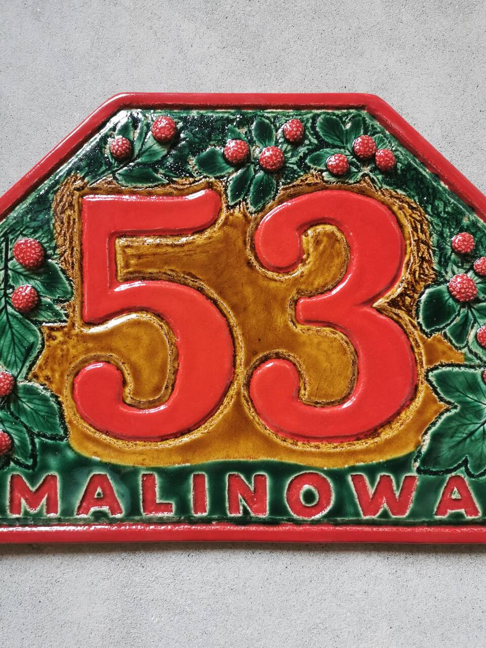 Duża ceramiczna tabliczka adresowa na zamówienie z numerem domu 53 i przestrzennym motywem malin ulica Malinowa od Eweolo