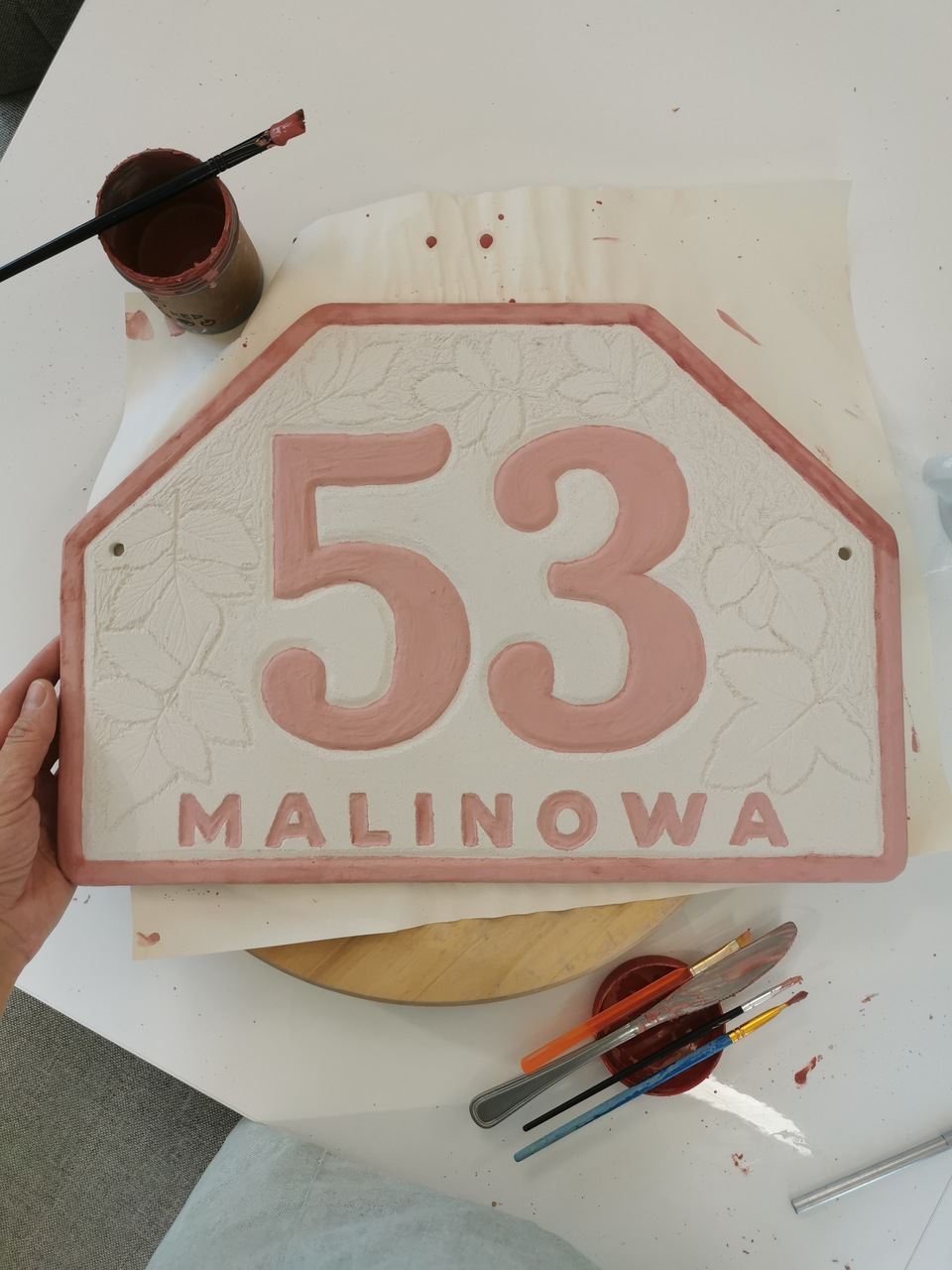 Szkliwienie rękodzieła adresówki na elewację.