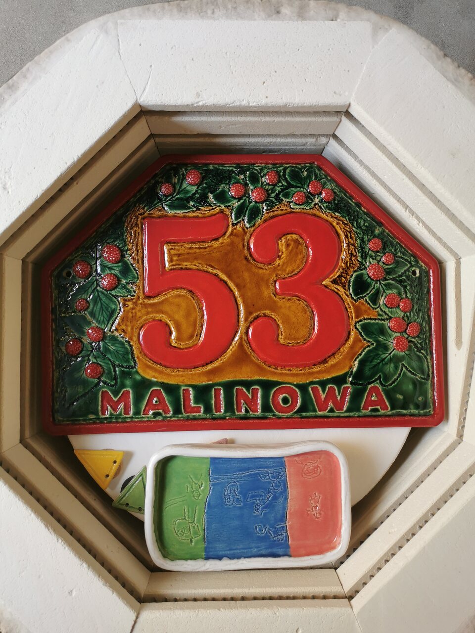 Tablica adresowa na zamówienie gotowa praca w piecu ceramicznym.
