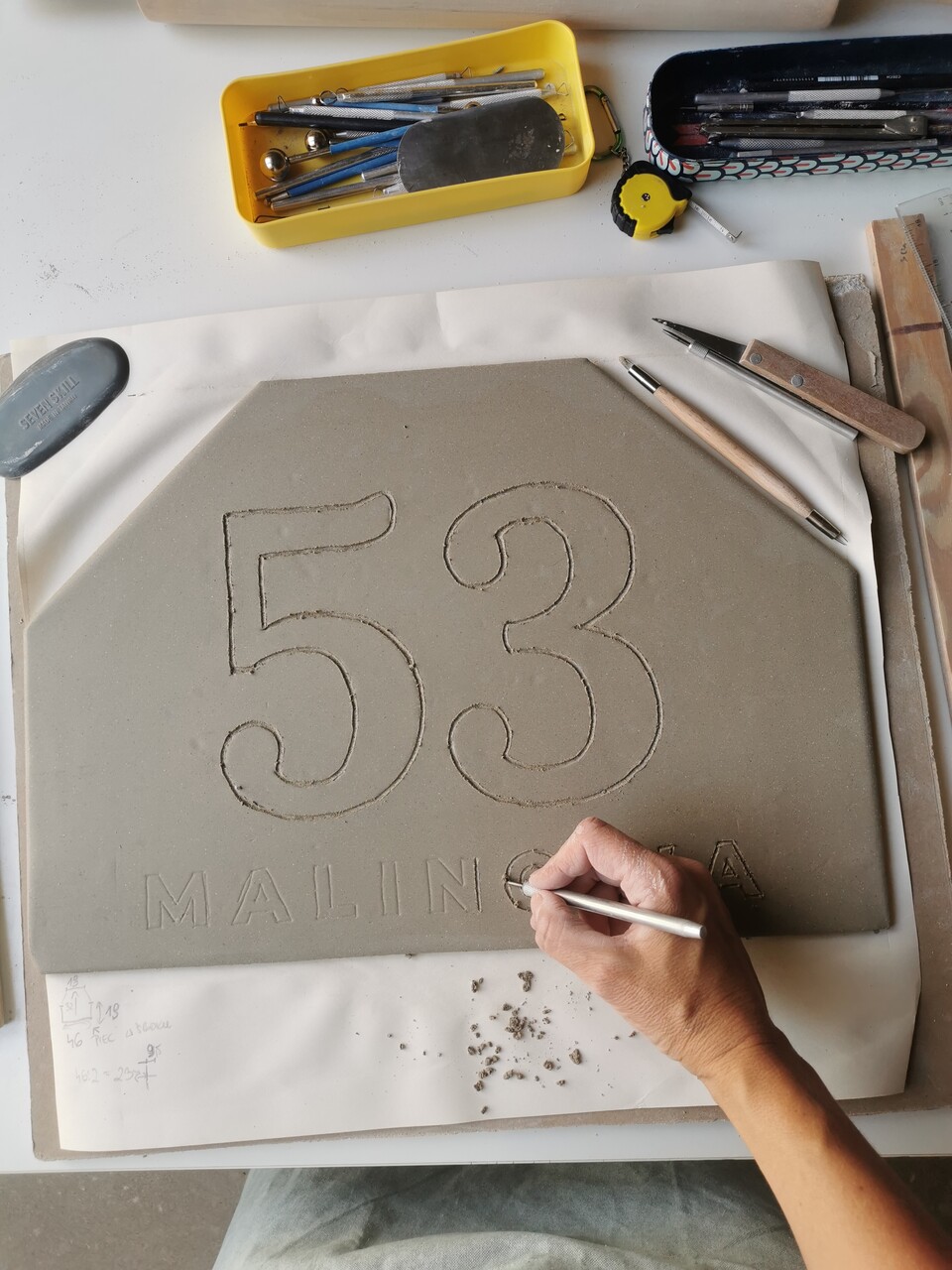 Tak powstaje ceramiczna ręcznie robiona tabliczka z numerem domu na zamówienie.