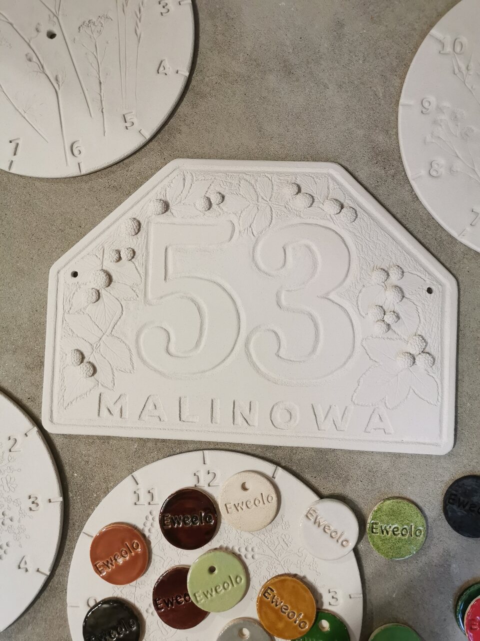 Wypalona w piecu ceramiczna adresówka z ulicą maliową.