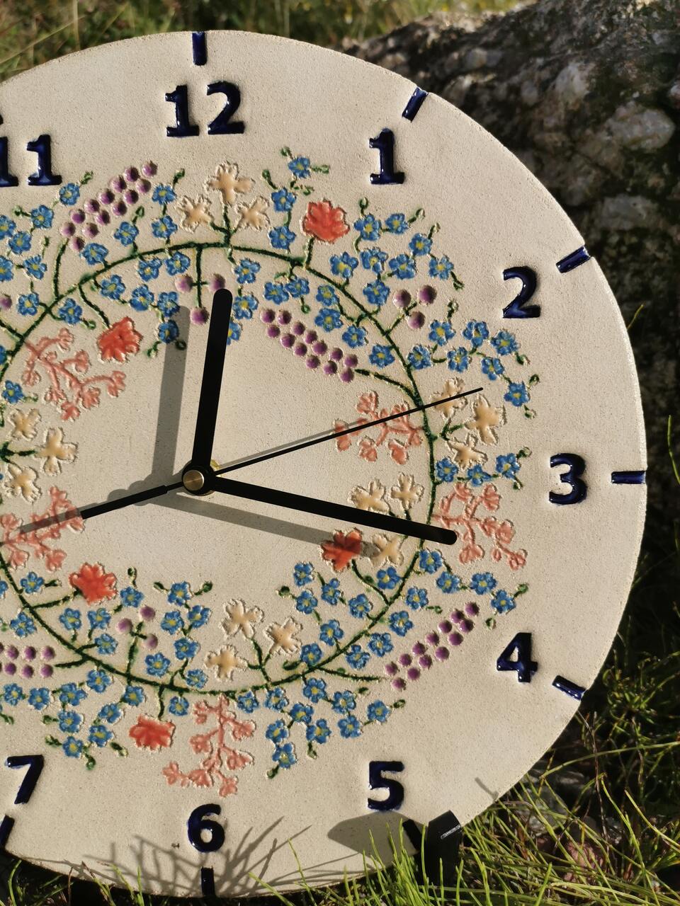 bogato-ukwiecony-wianek-kolorowych-kwiatkow-na-tarczy-ceramicznego-zegara_Easy-Resize.com