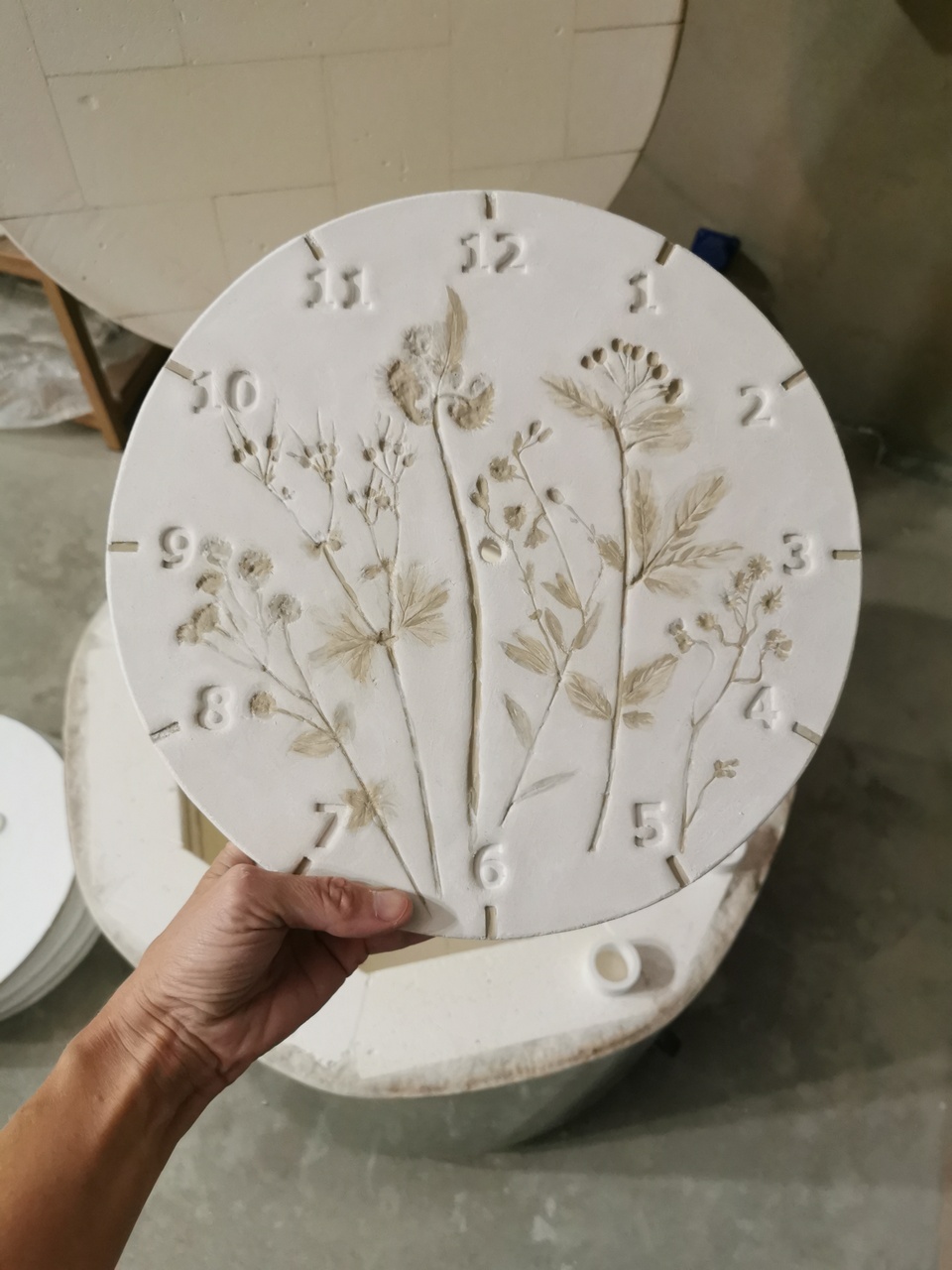 przed-wypalem-w-piecu-ceramicznym-zegar-unikatowy_Easy-Resize.com