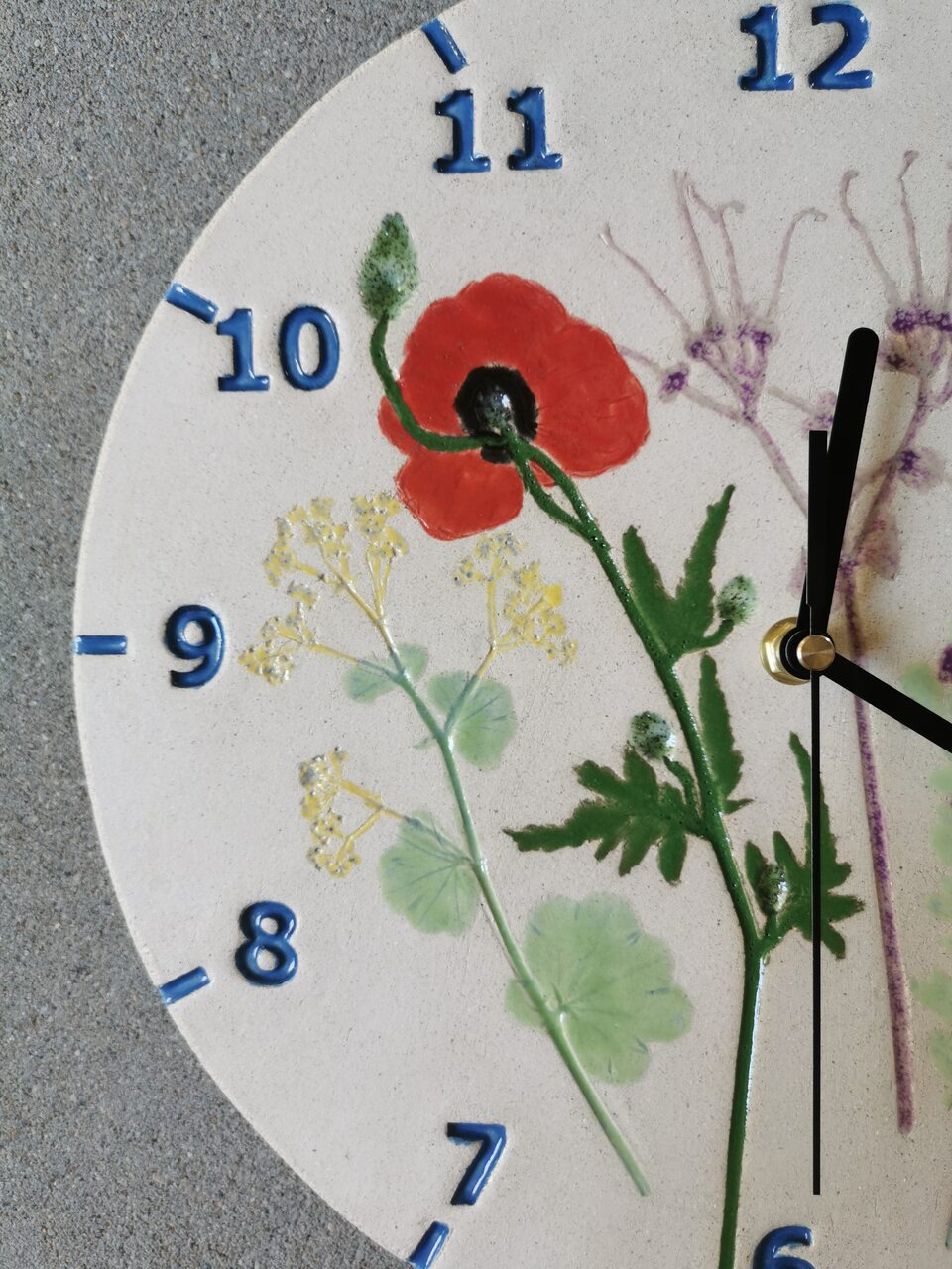 Zegar z makiem na ścianę, uleiopny z gliny, dobry pomysł na ścianę w kuchni bądź salonie.